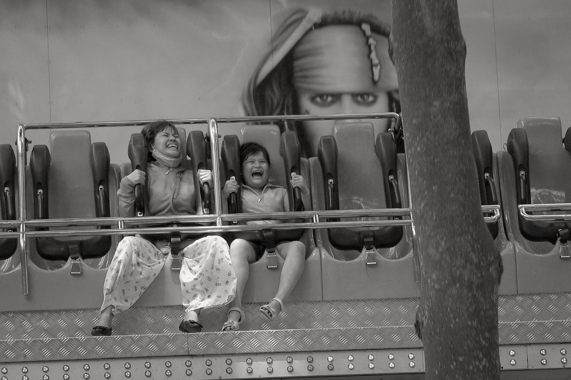 Christoph Radke, Vietnam, Saigon, Mutter und Kind in einem Karussell im Botanische Garten, 2018